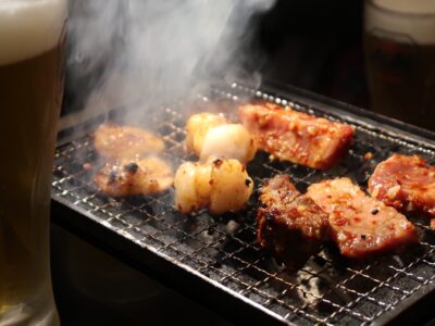 沖縄市・コザの一番街にある「大衆焼肉キンジテ」おいしい焼肉を炙る