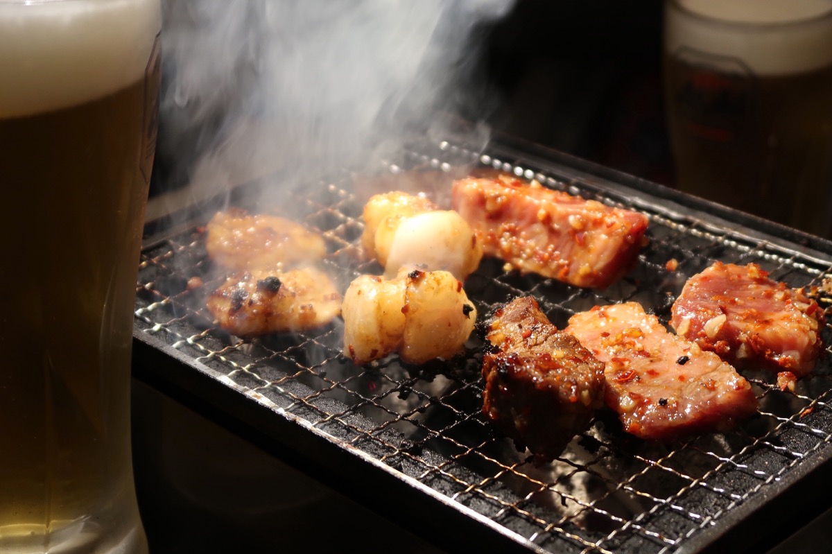 沖縄市・コザの一番街にある「大衆焼肉キンジテ」おいしい焼肉を炙る