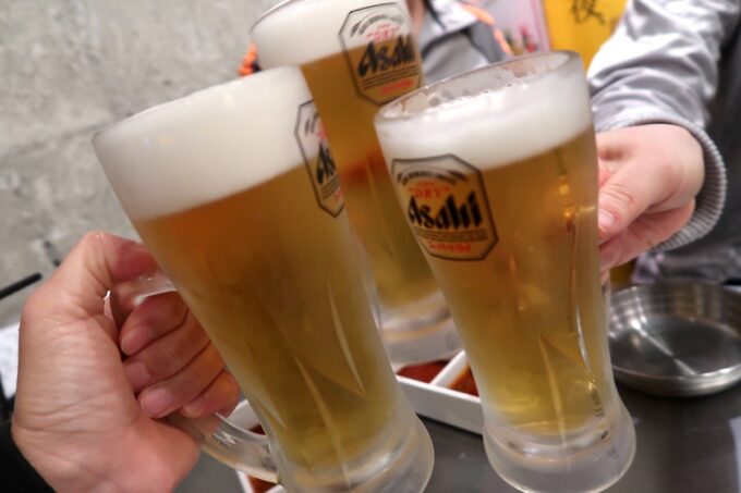 沖縄市・コザの一番街にある「大衆焼肉キンジテ」ビールはアサヒスーパードライ（380円）