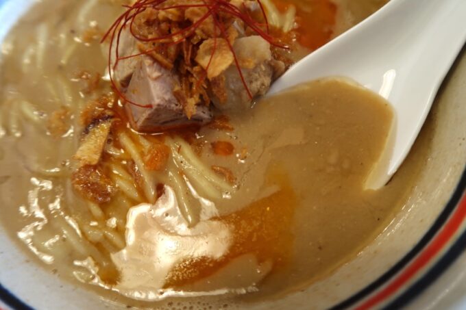 宜野湾「ラブメン本店」リニューアルした煮干し味噌スープ