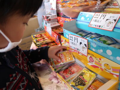函館市陣川町「泣く子も駄菓子」で売られるパウダージュース