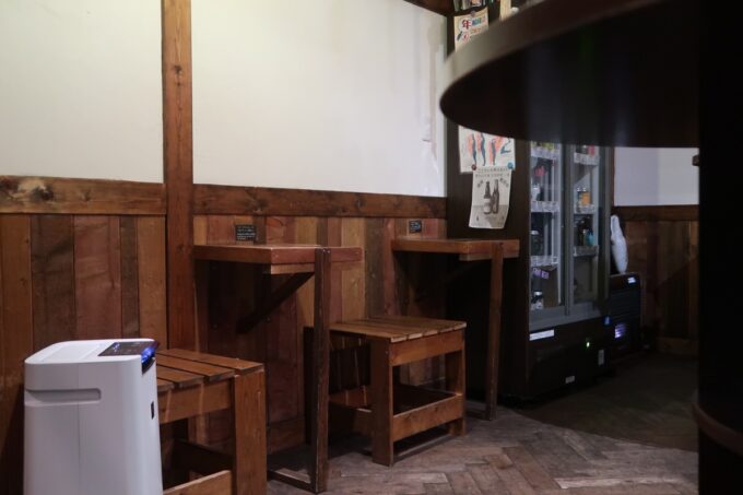 小樽「Otaru Tap Room（オタルタップルーム）」ひとり掛けのテーブル席もある