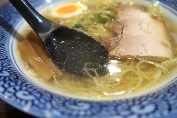 函館市梁川町「ラーメンの高龍」あっさり系の塩ラーメンのクリアなスープ