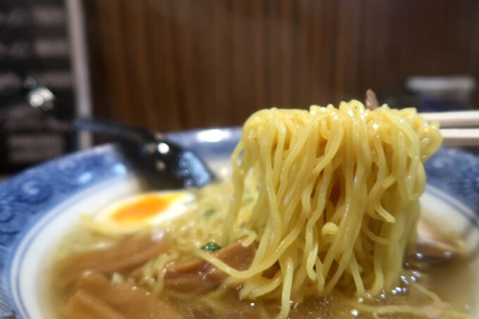 函館市梁川町「ラーメンの高龍」あっさり系の塩ラーメンのたまご麺
