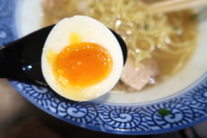 函館市梁川町「ラーメンの高龍」あっさり系の塩ラーメンの味卵
