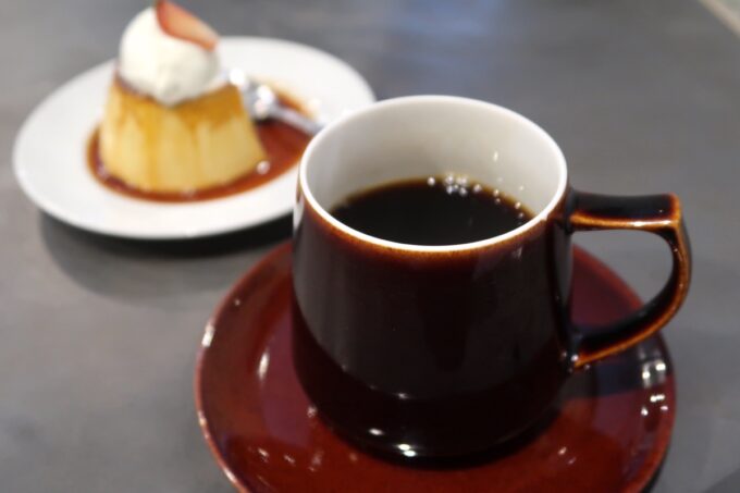 函館市宮前町「テーラードコーヒー宮前店」大きなカスタードプリンに合わせたコーヒーはくろみつブレンド
