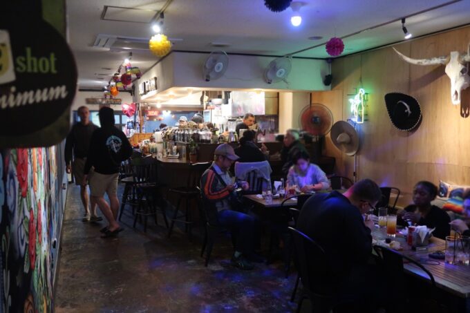 沖縄市・一番街「Tequila Bar＆Grill（テキーラ バー＆グリル）」の店内テーブル席の様子