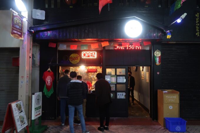 沖縄市・一番街「Tequila Bar＆Grill（テキーラ バー＆グリル）」の入り口