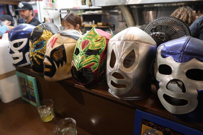 沖縄市・一番街「Tequila Bar＆Grill（テキーラ バー＆グリル）」に並ぶプロレスマスク