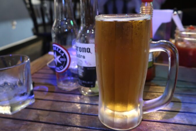沖縄市・一番街「Tequila Bar＆Grill（テキーラ バー＆グリル）」泡無しのオリオンドラフトビール（500円）