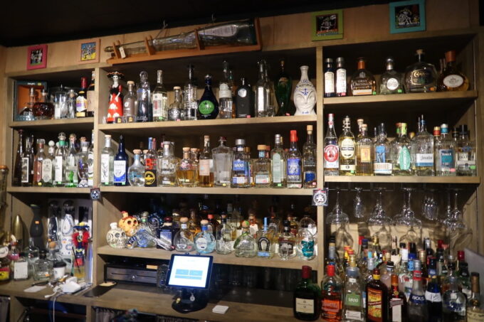 沖縄市・一番街「Tequila Bar＆Grill（テキーラ バー＆グリル）」に並ぶテキーラのボトル