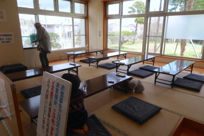 函館「谷地頭温泉」食事をする人は仕切りの先のお座敷に座れる