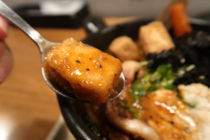 函館市松風町「スープカレーベギラマ」揚げ出し豆腐＆ねばねばカレーに入っている豆腐