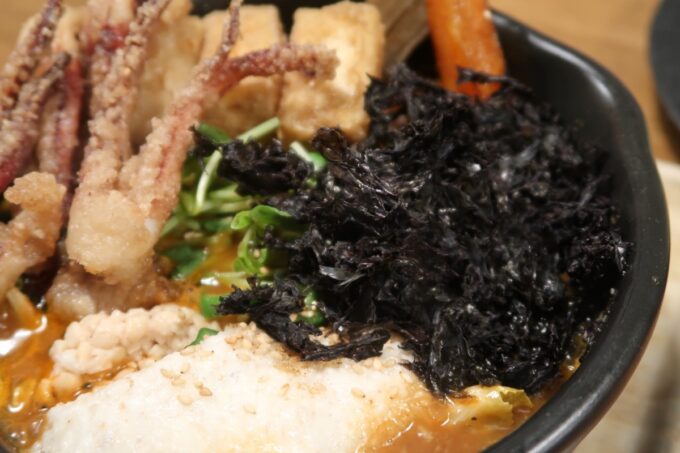 函館市松風町「スープカレーベギラマ」揚げ出し豆腐＆ねばねばカレーに入っている岩のり
