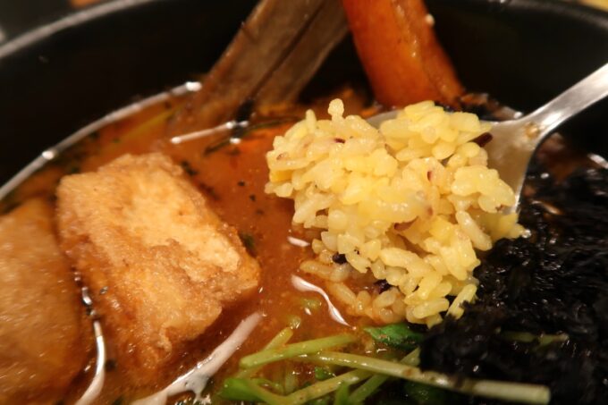 函館市松風町「スープカレーベギラマ」揚げ出し豆腐＆ねばねばカレーにライスをどぼん