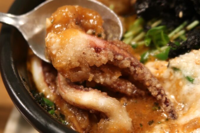 函館市松風町「スープカレーベギラマ」イカゲソフライをスープに浸すとめちゃくちゃウマい