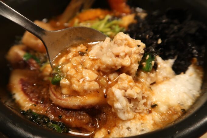 函館市松風町「スープカレーベギラマ」揚げ出し豆腐＆ねばねばカレーに入っている納豆とトロロ