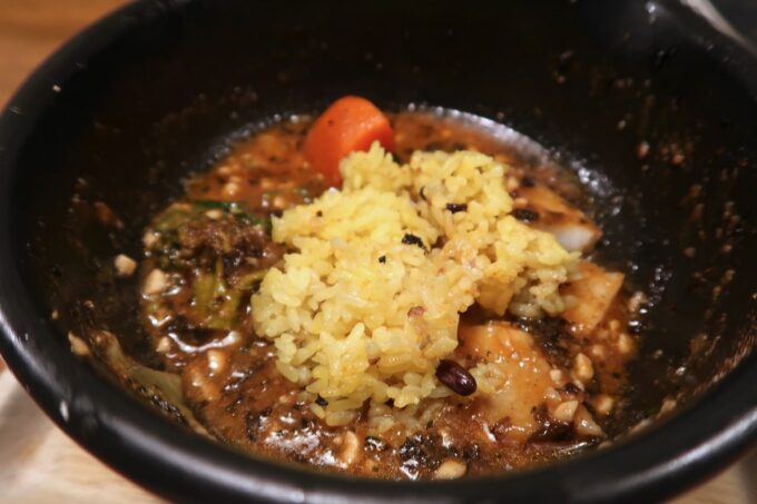 函館市松風町「スープカレーベギラマ」揚げ出し豆腐＆ねばねばカレーにライスを入れて雑炊風に