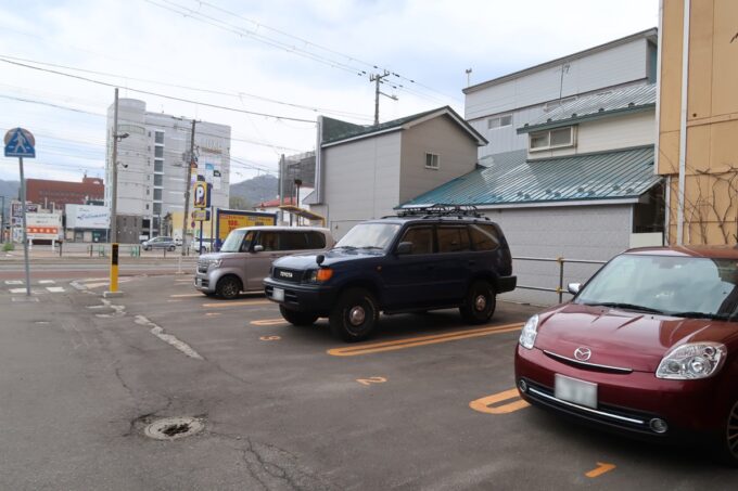 函館市松風町「スープカレーベギラマ」の左隣にあるコインパーキングに停める