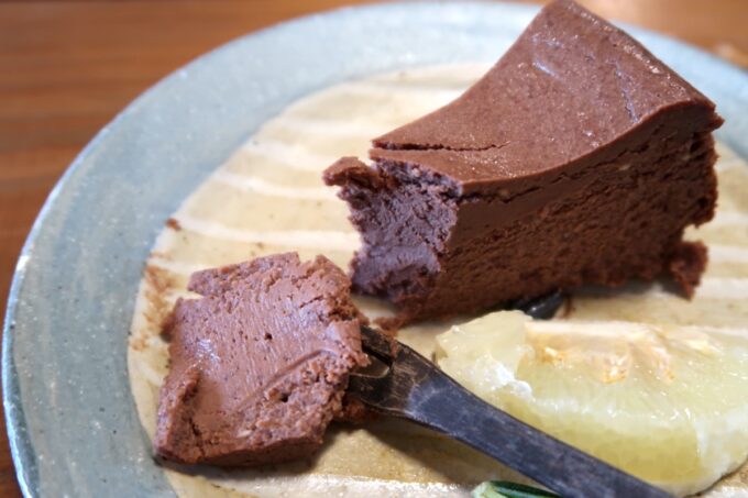 那覇市首里「CONTE（コント）」ベイクドチョコレートチーズケーキは生チョコレートのような食感