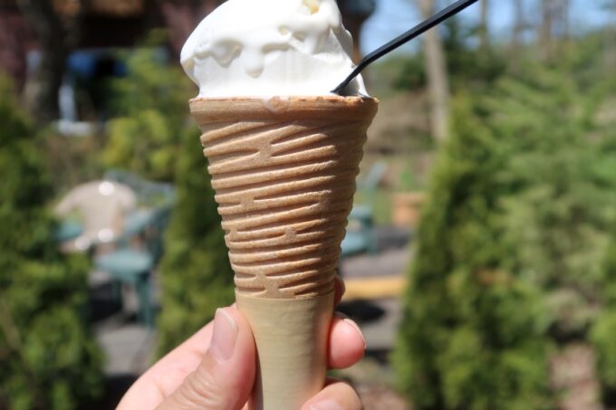 森町「駒ヶ岳茶房」中サイズのソフトクリームを選ぶと、コーンがメイプル味になる