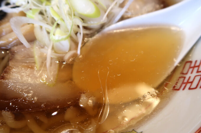 宜野湾「ラブメン本店」肉ニボ中華そばのスープ