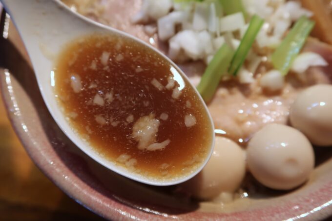 読谷村「まるつストア」背脂煮干しラーメンのスープ