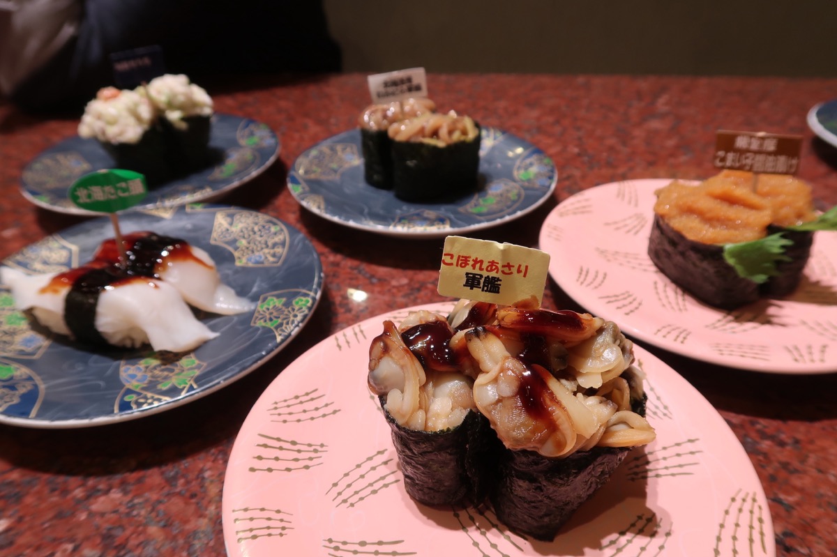 「回転寿司 根室花まる キラリス函館店」のお寿司を取る