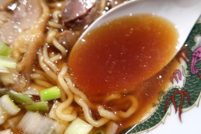 沖縄市「三品道場」かしわそばの醤油スープ