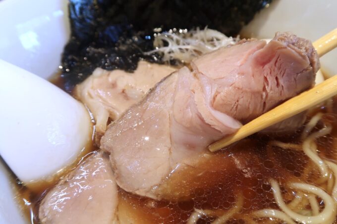 沖縄市泡瀬「中華そば いとの」特製淡麗中華そばのチャーシューがおいしい