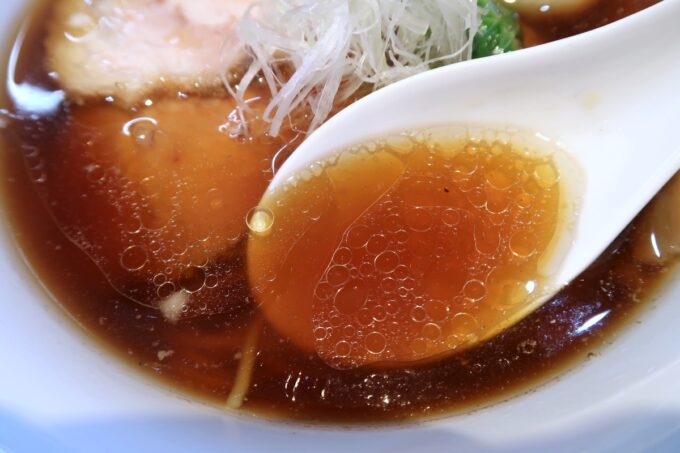 沖縄市泡瀬「中華そば いとの」特製淡麗中華そばの醤油スープ