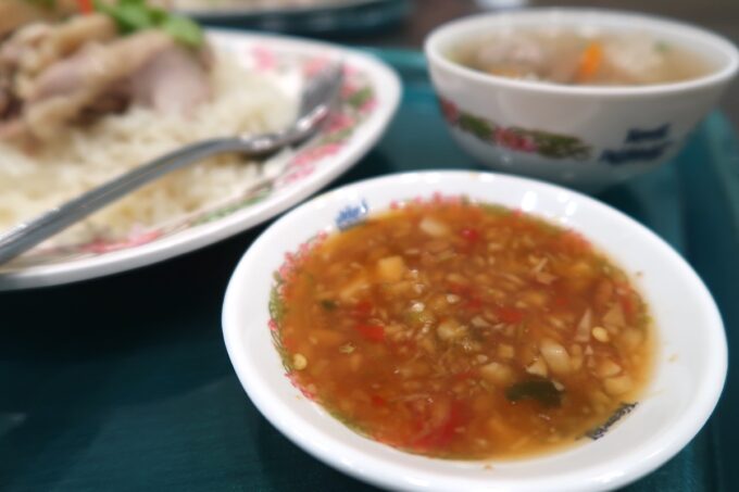イオンモール成田「タイ国惣菜屋台料理 ゲウチャイ」カオマンガイのピリ辛なタレ