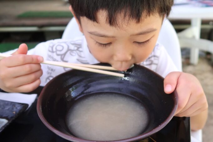 本部町備瀬「琉球麺 茉家」そばをペロリと完食するお子サマー