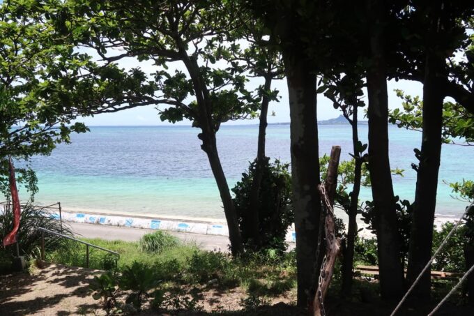 本部町備瀬「琉球麺 茉家」からの海と伊江島の眺め