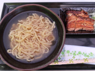 本部町備瀬「琉球麺 茉家」炙り三枚肉そば（950円）