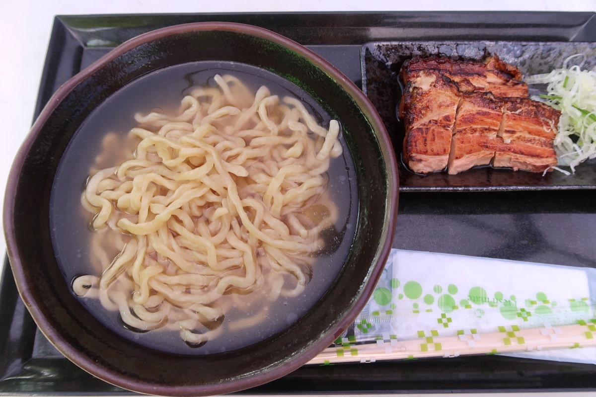 本部町備瀬「琉球麺 茉家」炙り三枚肉そば（950円）