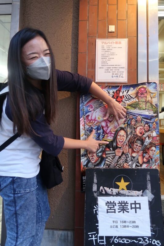 「もつ焼でん 蒲田店」の店先に貼られたメタルイベントポスターのAnchang