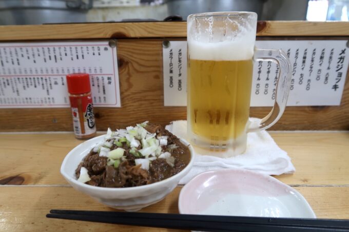 「もつ焼でん 蒲田店」生ビール（500円）と牛すじ煮込み（420円）
