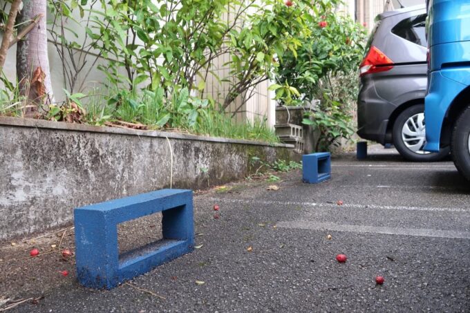名護市「コーヒー＆お惣菜 sōen（ソウエン）」青いブロックが駐車場の目印