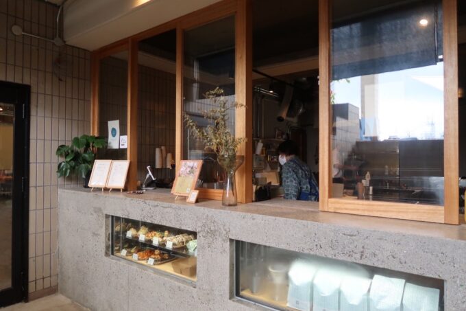 名護市「コーヒー＆お惣菜 sōen（ソウエン）」のカウンター
