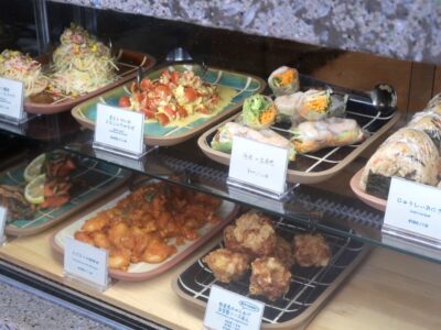 名護市「コーヒー＆お惣菜 sōen（ソウエン）」の店先に並ぶお惣菜はテイクアウトできる