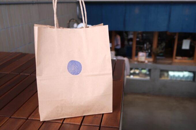 名護市「コーヒー＆お惣菜 sōen（ソウエン）」でテイクアウトしたお惣菜の入る袋