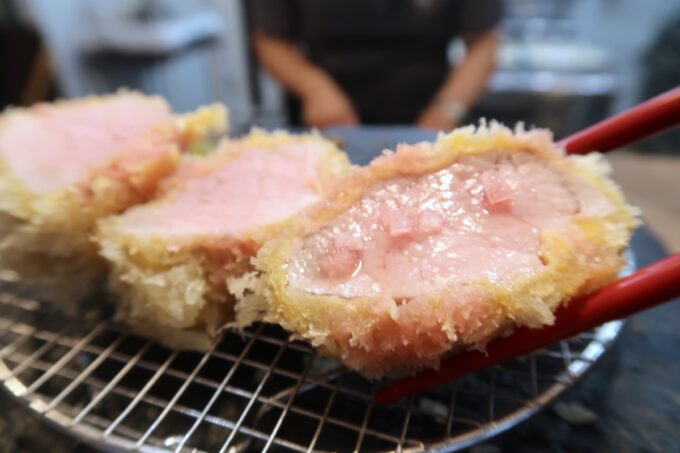 那覇市首里汀良町「とんかつレストランYAMASHiRO（ヤマシロ）」を箸でもちあげようとすると、シャトーブリアンの肉汁があふれる