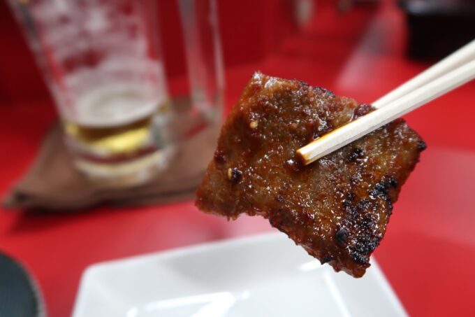 那覇市久米「焼肉ホルモン赤白」赤肉はこってりとしたタレに漬かりうまい