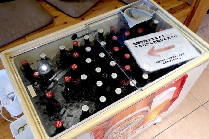 那覇市久米「ビンビール酒場 韋駄天」瓶ビールの並べられたケース