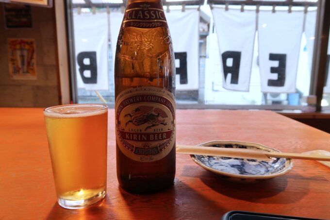 那覇市久米「ビンビール酒場 韋駄天」瓶ビールのキリンラガー、大瓶は395円と破格！