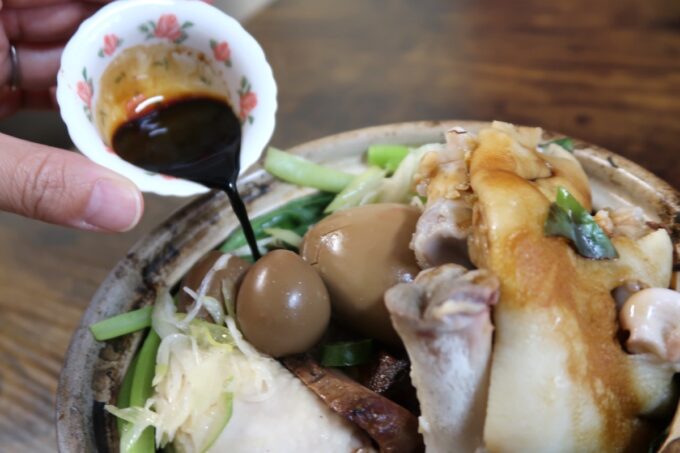 那覇市前島「中國菜 Yoshi」ランチの香港名物土鍋ごはんに醤油ダレを回しかける