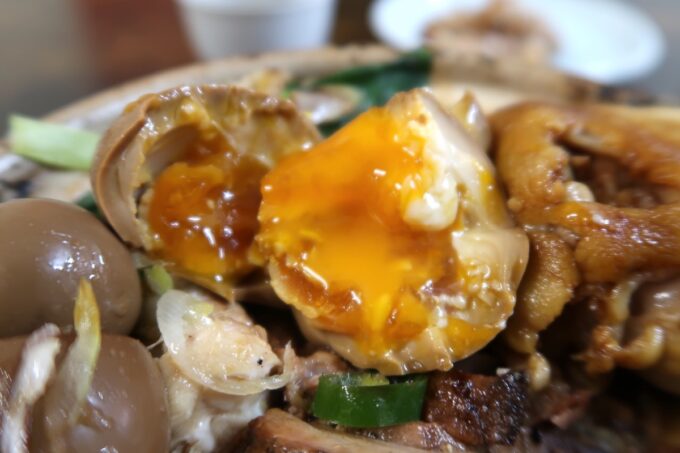那覇市前島「中國菜 Yoshi」ランチの香港名物土鍋ごはんの味付け卵