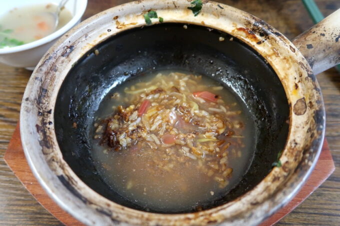 那覇市前島「中國菜 Yoshi」土鍋にスープを入れ、雑炊風にいただく