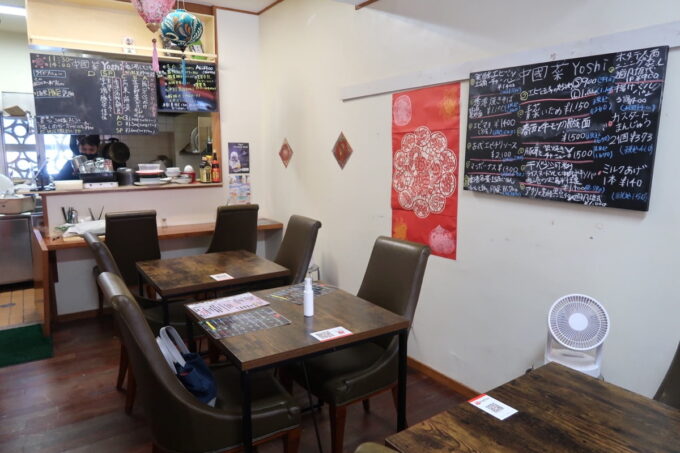 那覇市前島「中國菜 Yoshi」の店内（テーブル席とカウンター席）